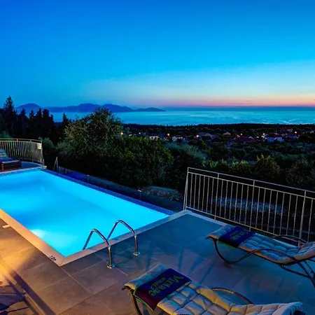 Sleeps 4 Pool Air Con Wifi